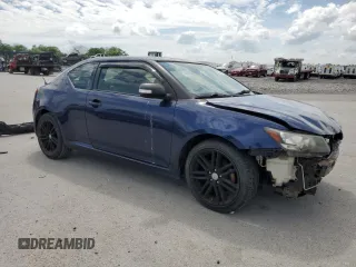 2013 Scion tC z VIN JTKJF5C77D3045734, wystawiony jako Copart lot #55356405 z przebiegiem 174 691 mil mil oraz Szkody całkowita. Historia ofert i sprzedaży dostępna na DreamBid. Obrazek 4.