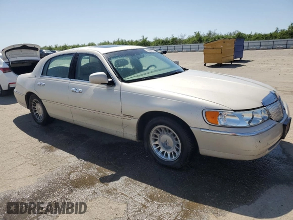 2002 Lincoln Town Car Cartier z VIN 1LNHM83W72Y617952, wystawiony jako Copart lot #50666275 z przebiegiem 238 169 mil mil oraz Czysty tytuł • Clean title. Historia ofert i sprzedaży dostępna na DreamBid. Obrazek 4.