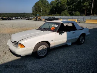 1993 Ford Mustang z VIN 1FACP44M9PF187992, wystawiony jako Copart lot #68557154 z przebiegiem 63 008 mil mil oraz Czysty tytuł • Clean title. Historia ofert i sprzedaży dostępna na DreamBid. Obrazek 1.