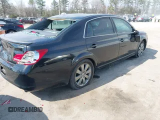 2007 Toyota Avalon XL z VIN 4T1BK36B07U172251, wystawiony jako IAAI lot #41873126 z przebiegiem 283 946 mil mil oraz . Historia ofert i sprzedaży dostępna na DreamBid. Obrazek 4.