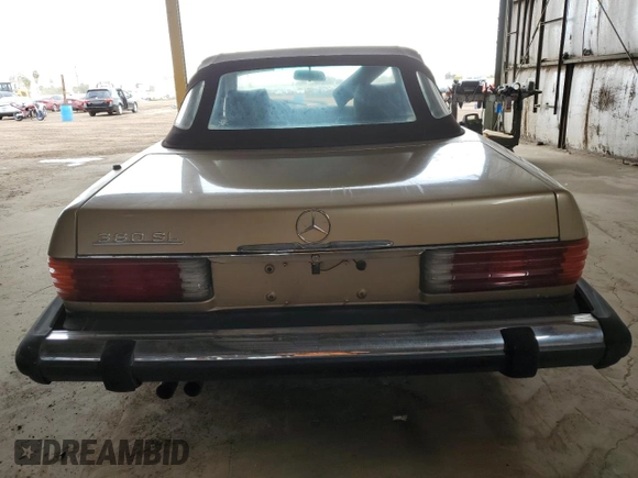 1983 Mercedes-Benz 380 SL z VIN WDBBA45A9DB027768, wystawiony jako Copart lot #49116105 z przebiegiem 154 332 mil mil oraz Czysty tytuł • Clean title. Historia ofert i sprzedaży dostępna na DreamBid. Obrazek 6.