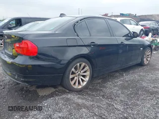 2011 BMW 3 Series 328i xDrive z VIN WBAPK5C54BF121544, wystawiony jako IAAI lot #42443324 z przebiegiem 123 193 mil mil oraz . Historia ofert i sprzedaży dostępna na DreamBid. Obrazek 4.