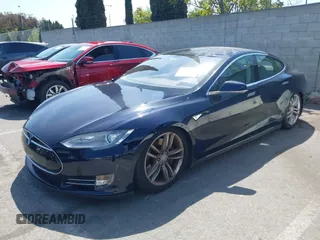 2013 Tesla Model S with VIN 5YJSA1CNXDFP06077, listed as a IAAI auction lot 41958105 with 84,773 mi miles. Bid and sale history available at carsss.com. Image 2.