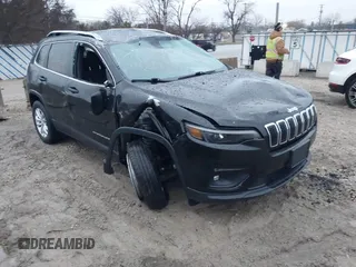 2019 Jeep Cherokee Latitude with VIN 1C4PJMCB8KD367868, listed as a IAAI auction lot 41465306 with 84,250 mi miles. Bid and sale history available at carsss.com. Image 1.