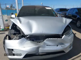 2016 Tesla Model X 70D z VIN 5YJXCBE25GF021322, wystawiony jako IAAI lot #41866368 z przebiegiem 95 072 mil mil oraz . Historia ofert i sprzedaży dostępna na DreamBid. Obrazek 12.