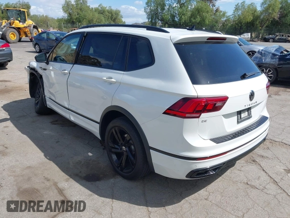 2023 Volkswagen Tiguan SE R-Line Black z VIN 3VVCB7AX3PM115373, wystawiony jako IAAI lot #42257944 z przebiegiem 22 316 mil mil oraz . Historia ofert i sprzedaży dostępna na DreamBid. Obrazek 3.