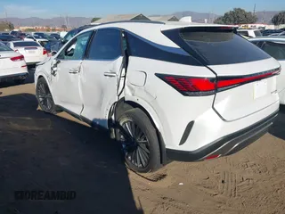 2024 Lexus RX 350h z VIN 2T2BBMCA3RC060822, wystawiony jako IAAI lot #40922424 z przebiegiem 838 mil mil oraz . Historia ofert i sprzedaży dostępna na DreamBid. Obrazek 3.