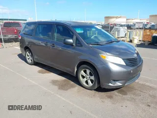 2012 Toyota Sienna z VIN 5TDKA3DC6CS014210, wystawiony jako IAAI lot #42528991 z przebiegiem 143 493 mil mil oraz . Historia ofert i sprzedaży dostępna na DreamBid. Obrazek 1.