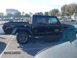 2020 Jeep Gladiator Overland with VIN 1C6HJTFG7LL139980, listed as a IAAI auction lot 40713794 with 33,560 mi miles and . Bid and sale history available at DreamBid. Image 14.