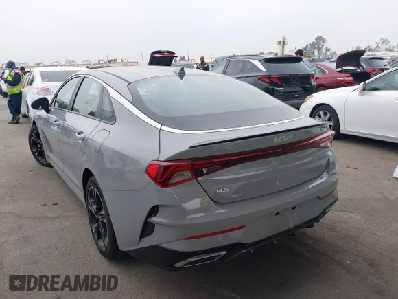 2023 Kia K5 GT-Line z VIN 5XXG64J27PG199321, wystawiony jako IAAI lot #42153677 z przebiegiem 28 798 mil mil oraz . Historia ofert i sprzedaży dostępna na DreamBid. Obrazek 3.
