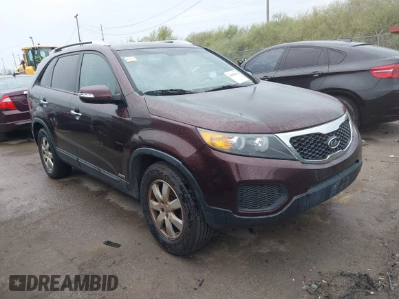 2013 Kia Sorento LX with VIN 5XYKTDA21DG348056, listed as a IAAI auction lot 42020513 with 233,308 mi miles. Bid and sale history available at carsss.com. Image 1.