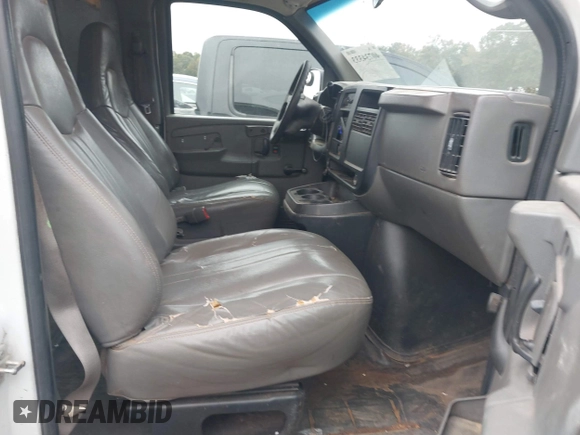 2007 Chevrolet City Express Cargo z VIN 1GCFG15ZX71236419, wystawiony jako IAAI lot #40734333 z przebiegiem 234 948 mil mil oraz . Historia ofert i sprzedaży dostępna na DreamBid. Obrazek 5.