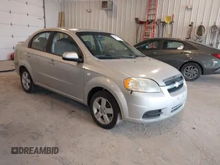 2008 Chevrolet Aveo LS z VIN KL1TD56618B064257, wystawiony jako IAAI lot #42299398 z przebiegiem 158 877 mil mil oraz . Historia ofert i sprzedaży dostępna na DreamBid. Obrazek 1.