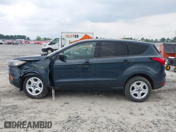 2019 Ford Escape S с VIN 1FMCU0F75KUB83831, выставлен на аукционе IAAI как лот 42048617 с пробегом 164 927 миль миль и . История ставок и продаж доступна на DreamBid. Изображение 14.