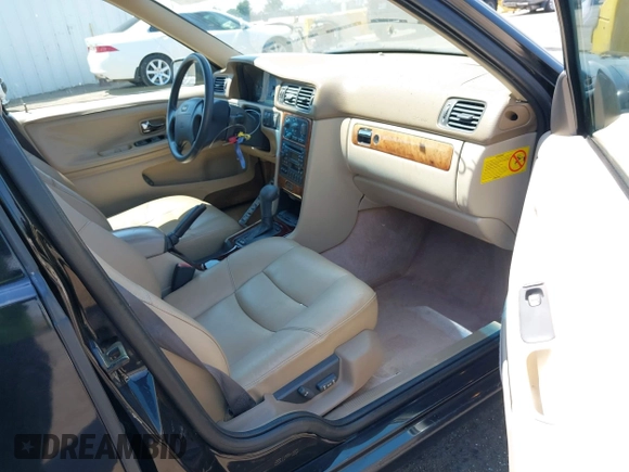 1998 Volvo V70 GLT with VIN YV1LW5676W2400102, listed as a IAAI auction lot 42654549 with 121,159 mi miles and . Bid and sale history available at DreamBid. Image 5.