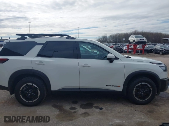 2023 Nissan Pathfinder SV z VIN 5N1DR3BD7PC272056, wystawiony jako IAAI lot #42184186 z przebiegiem 31 923 mil mil oraz . Historia ofert i sprzedaży dostępna na DreamBid. Obrazek 13.