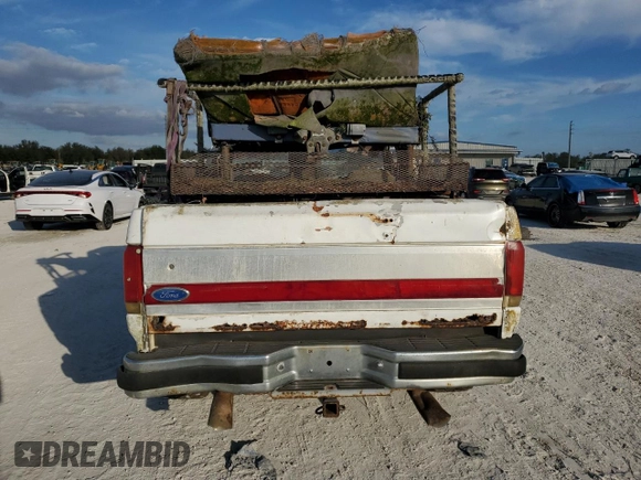 1989 Ford Bronco Custom z VIN 1FMEU15H7KLB31566, wystawiony jako Copart lot #43197635 z przebiegiem Nie podano mil oraz Czysty tytuł • Clean title. Historia ofert i sprzedaży dostępna na DreamBid. Obrazek 6.