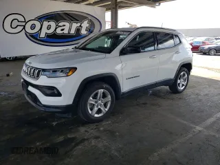 2023 Jeep Compass Latitude z VIN 3C4NJDBN0PT561850, wystawiony jako Copart lot #60563465 z przebiegiem 50 881 mil mil oraz Czysty tytuł • Clean title. Historia ofert i sprzedaży dostępna na DreamBid. Obrazek 1.