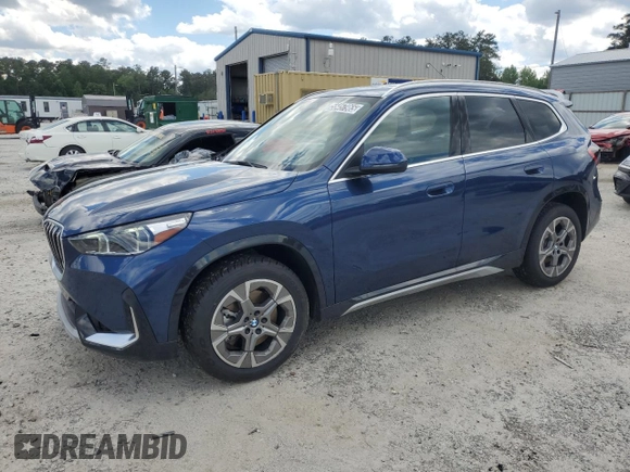 2025 BMW X1 xDrive28i z VIN WBX73EF03S5229226, wystawiony jako Copart lot #55457965 z przebiegiem 2490 mil mil oraz Tytuł czysty. Historia ofert i sprzedaży dostępna na DreamBid. Obrazek 1.