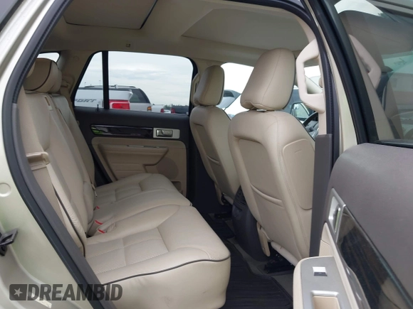 2010 Lincoln MKX z VIN 2LMDJ6JC0ABJ11318, wystawiony jako IAAI lot #42448885 z przebiegiem 92 860 mil mil oraz . Historia ofert i sprzedaży dostępna na DreamBid. Obrazek 8.