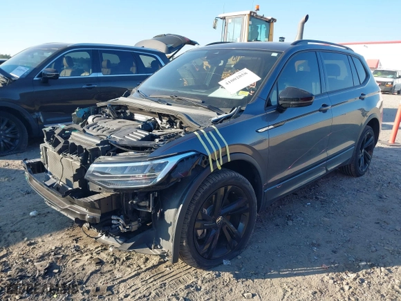 2023 Volkswagen Tiguan SE R-Line Black with VIN 3VV8B7AX3PM014632, listed as a IAAI auction lot 41002858 with 40,955 mi miles. Bid and sale history available at carsss.com. Image 18.