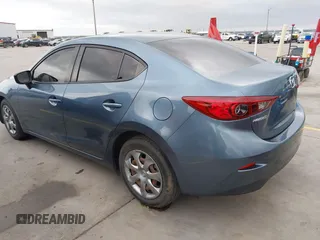 2015 Mazda 3 i SV z VIN JM1BM1T77F1251936, wystawiony jako IAAI lot #42124495 z przebiegiem 82 805 mil mil oraz . Historia ofert i sprzedaży dostępna na DreamBid. Obrazek 3.