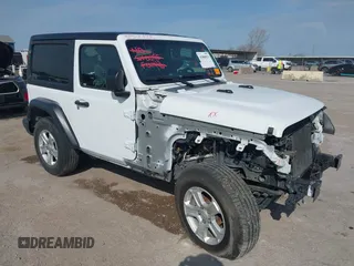 2020 Jeep Wrangler Sport S z VIN 1C4GJXAG3LW275413, wystawiony jako IAAI lot #41884921 z przebiegiem 63 727 mil mil oraz . Historia ofert i sprzedaży dostępna na DreamBid. Obrazek 1.