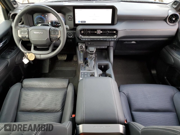 2024 Toyota Land Cruiser z VIN JTEABFAJ8RK010961, wystawiony jako Copart lot #45733885 z przebiegiem 3 013 mil mil oraz Szkoda całkowita • Salvage title. Historia ofert i sprzedaży dostępna na DreamBid. Obrazek 8.