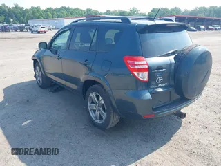 2010 Toyota RAV4 Sport z VIN 2T3RK4DV6AW026288, wystawiony jako IAAI lot #42470370 z przebiegiem 172 306 mil mil oraz . Historia ofert i sprzedaży dostępna na DreamBid. Obrazek 3.