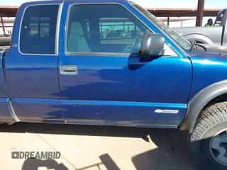2002 Chevrolet S-10 LS with VIN 1GCCT19W428212163, listed as a IAAI auction lot 41383327 with 1 mi miles. Bid and sale history available at carsss.com. Image 12.