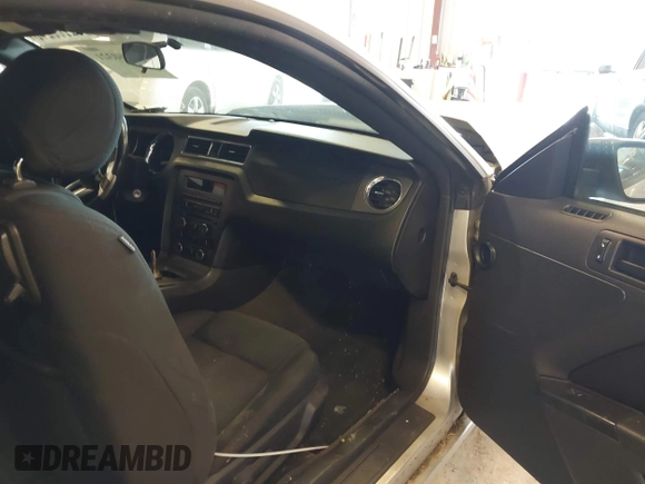 2014 Ford Mustang V6 z VIN 1ZVBP8AM3E5318738, wystawiony jako IAAI lot #42860321 z przebiegiem Nie podano mil oraz . Historia ofert i sprzedaży dostępna na DreamBid. Obrazek 5.