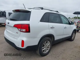 2014 Kia Sorento LX z VIN 5XYKT3A62EG533070, wystawiony jako IAAI lot #42363163 z przebiegiem 121 368 mil mil oraz . Historia ofert i sprzedaży dostępna na DreamBid. Obrazek 4.