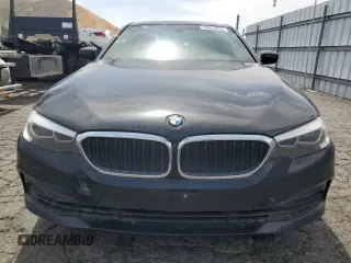 2018 BMW 5 Series 540i z VIN WBAJE5C54JG917667, wystawiony jako Copart lot #56655625 z przebiegiem 99 236 mil mil oraz Czysty tytuł • Clean title. Historia ofert i sprzedaży dostępna na DreamBid. Obrazek 5.