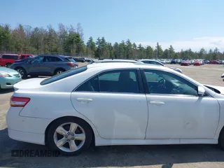 2011 Toyota Camry LE z VIN 4T1BF3EK0BU592218, wystawiony jako IAAI lot #42096268 z przebiegiem 121 132 mil mil oraz . Historia ofert i sprzedaży dostępna na DreamBid. Obrazek 13.