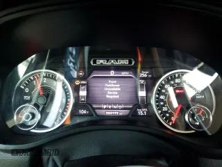 2020 Ram 1500 Laramie z VIN 1C6SRFJT2LN217803, wystawiony jako Copart lot #61390795 z przebiegiem 82 172 mil mil oraz Szkoda całkowita • Salvage title. Historia ofert i sprzedaży dostępna na DreamBid. Obrazek 9.