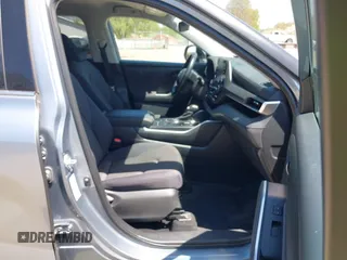 2021 Toyota Highlander L z VIN 5TDBZRBH6MS082566, wystawiony jako IAAI lot #42104315 z przebiegiem 61 231 mil mil oraz . Historia ofert i sprzedaży dostępna na DreamBid. Obrazek 5.