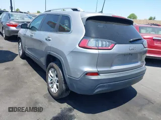 2019 Jeep Cherokee Latitude z VIN 1C4PJLCB8KD241701, wystawiony jako IAAI lot #42407536 z przebiegiem 59 006 mil mil oraz . Historia ofert i sprzedaży dostępna na DreamBid. Obrazek 3.