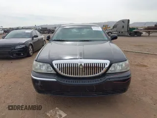 2008 Lincoln Town Car z VIN 2LNHM85WX8X636193, wystawiony jako IAAI lot #41916910 z przebiegiem Nie podano mil oraz . Historia ofert i sprzedaży dostępna na DreamBid. Obrazek 11.