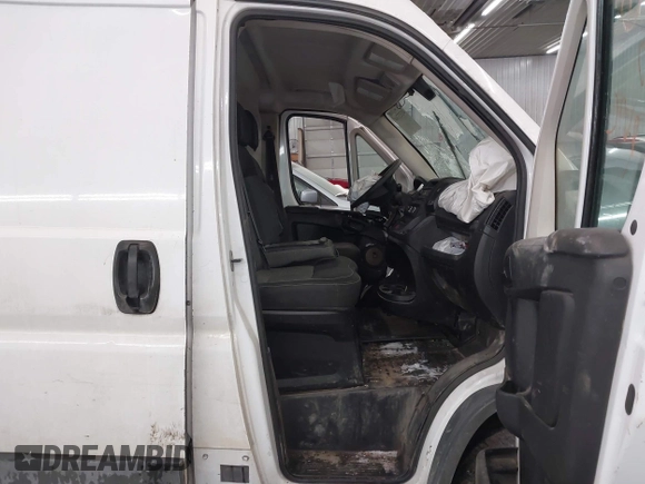 2014 Ram ProMaster Cargo with VIN 3C6TRVCG4EE101220, listed as a IAAI auction lot 41323764 with 270,810 mi miles. Bid and sale history available at carsss.com. Image 5.