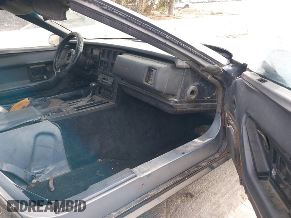 1985 Chevrolet Corvette z VIN 1G1YY0789F5126238, wystawiony jako IAAI lot #41699128 z przebiegiem 108 590 mil mil oraz . Historia ofert i sprzedaży dostępna na DreamBid. Obrazek 5.
