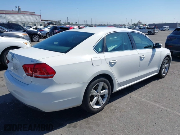 2014 Volkswagen Passat S z VIN 1VWAT7A37EC059126, wystawiony jako IAAI lot #42224824 z przebiegiem 81 455 mil mil oraz . Historia ofert i sprzedaży dostępna na DreamBid. Obrazek 4.
