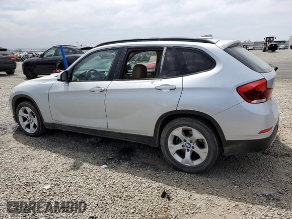 2015 BMW X1 sDrive28i z VIN WBAVM1C55FV317854, wystawiony jako Copart lot #52201705 z przebiegiem 86 015 mil mil oraz Szkoda całkowita • Salvage title. Historia ofert i sprzedaży dostępna na DreamBid. Obrazek 2.