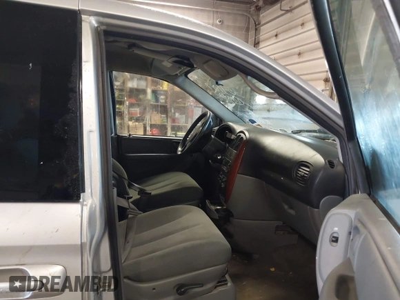 2007 Chrysler Town & Country LWB LX with VIN 2A4GP44R47R354107, listed as a IAAI auction lot 41982682 with 200,643 mi miles. Bid and sale history available at carsss.com. Image 5.