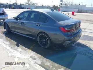 2020 BMW 3 Series M340i z VIN WBA5U7C04LFH22006, wystawiony jako IAAI lot #41959937 z przebiegiem 32 113 mil mil oraz . Historia ofert i sprzedaży dostępna na DreamBid. Obrazek 3.