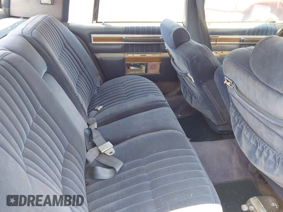 1984 Cadillac DeVille z VIN 1G6AM6989E9064371, wystawiony jako IAAI lot #42365461 z przebiegiem 42 401 mil mil oraz . Historia ofert i sprzedaży dostępna na DreamBid. Obrazek 8.