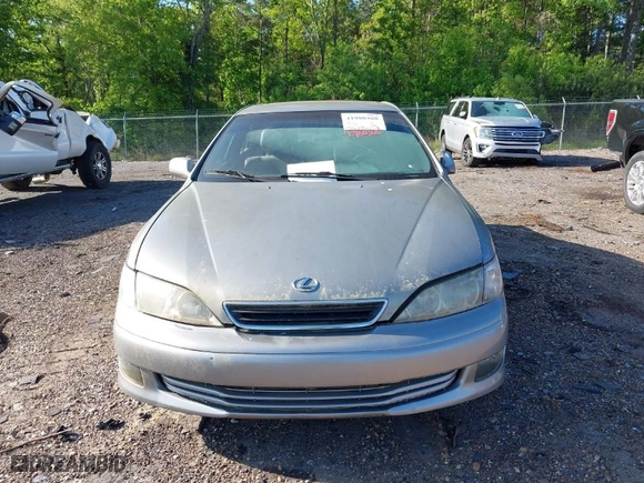 2000 Lexus ES 300 with VIN JT8BF28G1Y0272667, listed as a IAAI auction lot 41980368 with 186,638 mi miles. Bid and sale history available at carsss.com. Image 6.