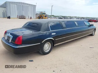 2000 Lincoln Town Car Executive with VIN 1L1FM81W7YY853277, listed as a IAAI auction lot 42533017 with 182,410 mi miles and . Bid and sale history available at DreamBid. Image 4.