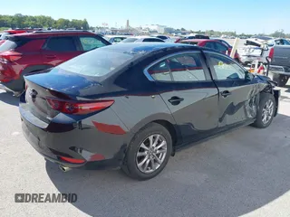 2021 Mazda 3 S z VIN JM1BPAAL4M1333238, wystawiony jako IAAI lot #40532801 z przebiegiem 33 538 mil mil oraz . Historia ofert i sprzedaży dostępna na DreamBid. Obrazek 4.