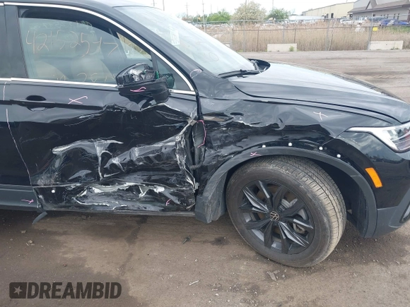 2024 Volkswagen Tiguan SE with VIN 3VVMB7AX7RM042855, listed as a IAAI auction lot 42223748 with 14,077 mi miles and . Bid and sale history available at DreamBid. Image 6.