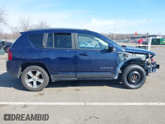 2017 Jeep Compass Latitude z VIN 1C4NJDEBXHD139853, wystawiony jako IAAI lot #41628539 z przebiegiem 103 182 mil mil oraz . Historia ofert i sprzedaży dostępna na DreamBid. Obrazek 13.